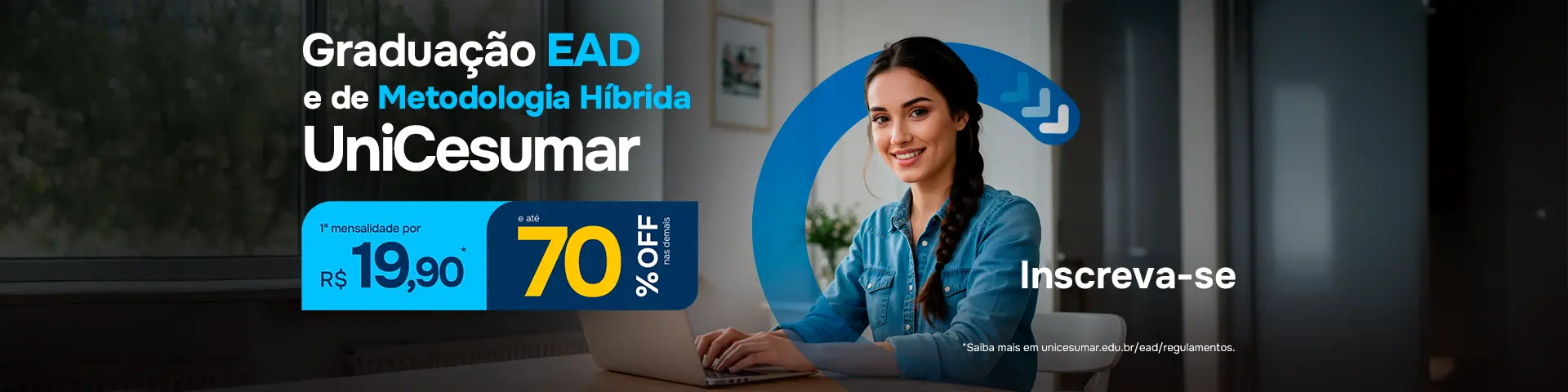 Mulher branca de cabelos escuros e longos feito trança, vestindo uma blusa jeans azul claro assistindo aula pelo computador.