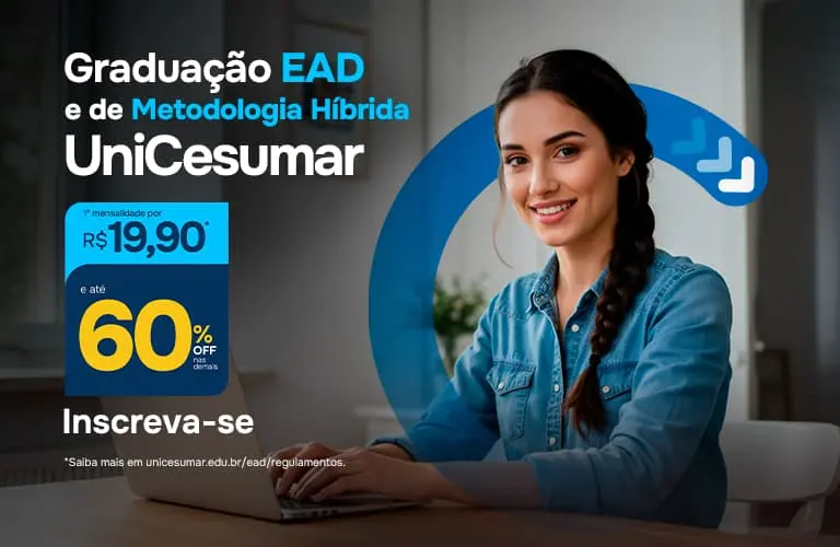 Mulher negra de cabelos curtos usando óculos e cuma camiseta preta assistindo aula pelo notebook.