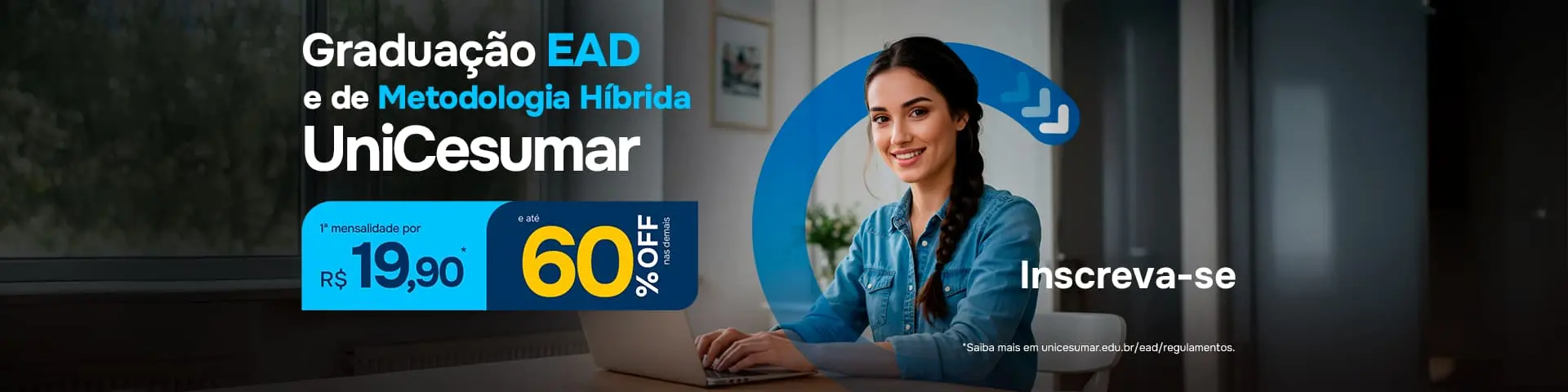 Mulher negra de cabelos curtos usando óculos e cuma camiseta preta assistindo aula pelo notebook.
