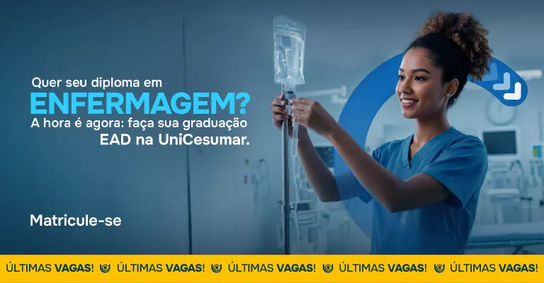 Mulher morena com cabelos pretos amarrados em coque vestindo um jaleco verde de atendimento a pacientes.