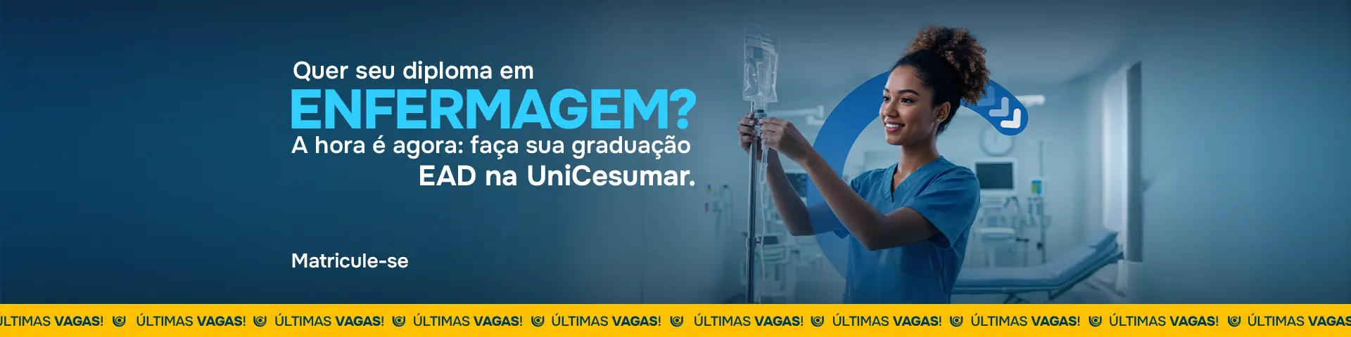 Mulher morena com cabelos pretos amarrados em coque vestindo um jaleco verde de atendimento a pacientes.
