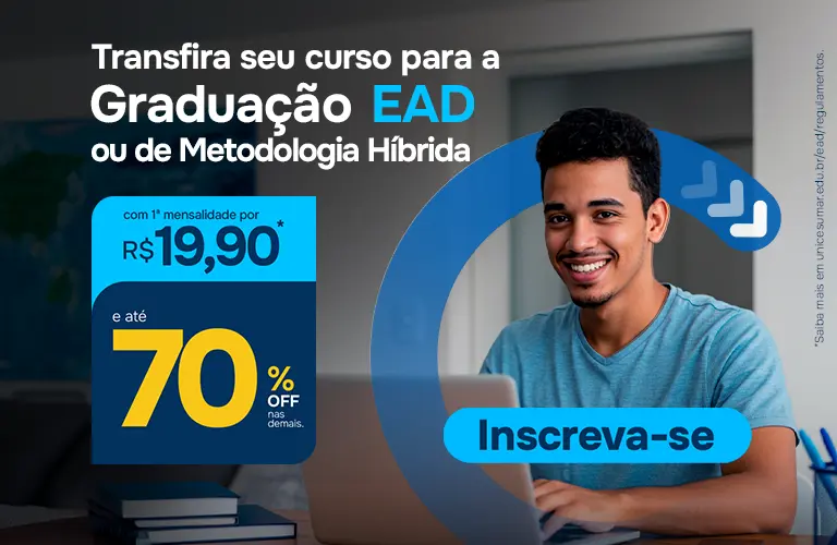Homem sorrindo e assistindo aula pelo notebook.
