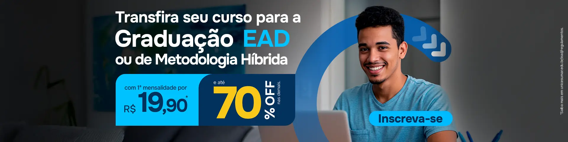 Homem sorrindo e assistindo aula pelo notebook.