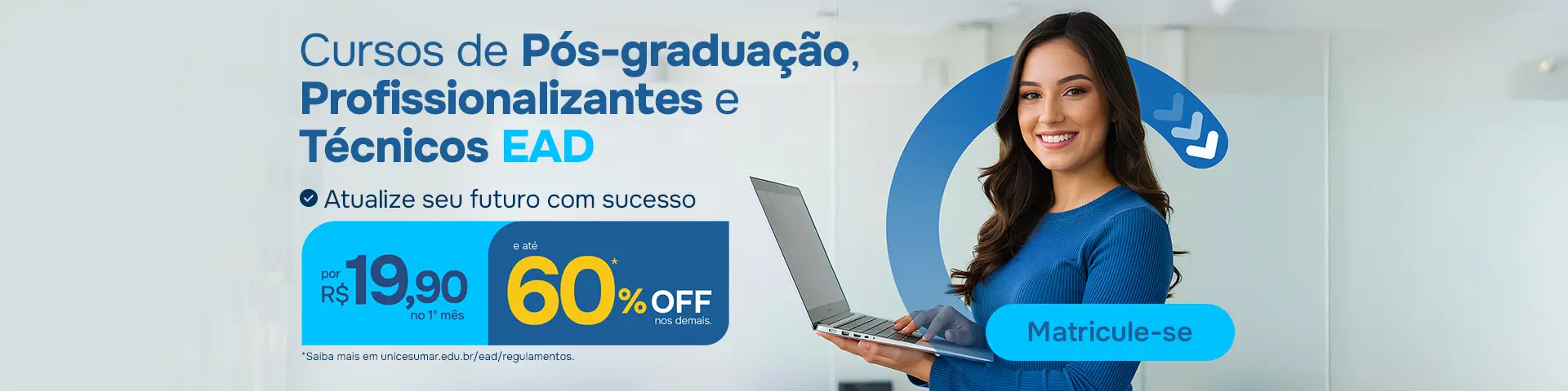 Homem negro sorridente vestindo terno azul.