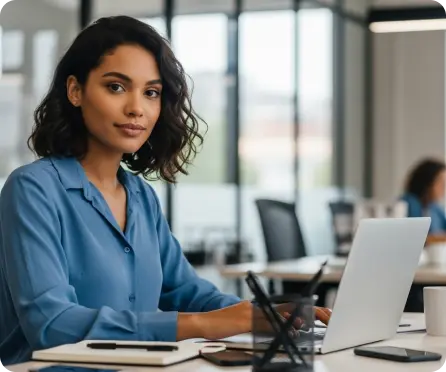 Estudante em ambiente de estudo com notebook
